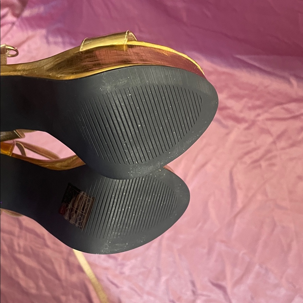 Windsor Gold Platform Heels ✨ - Picture 3 of 3